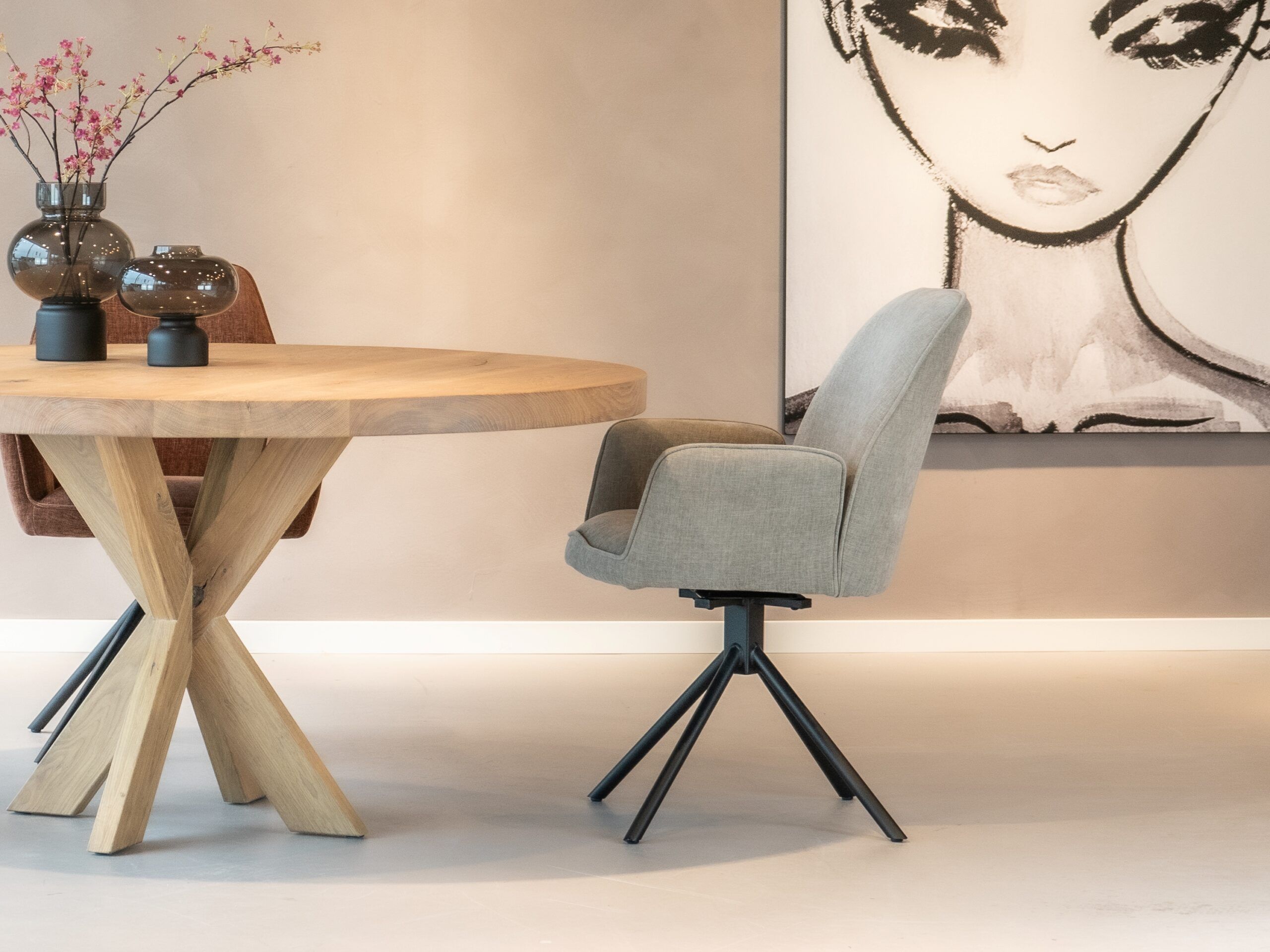 Stijlvolle beige-grijze Stino eetkamerstoel met een eigentijds ontwerp.
