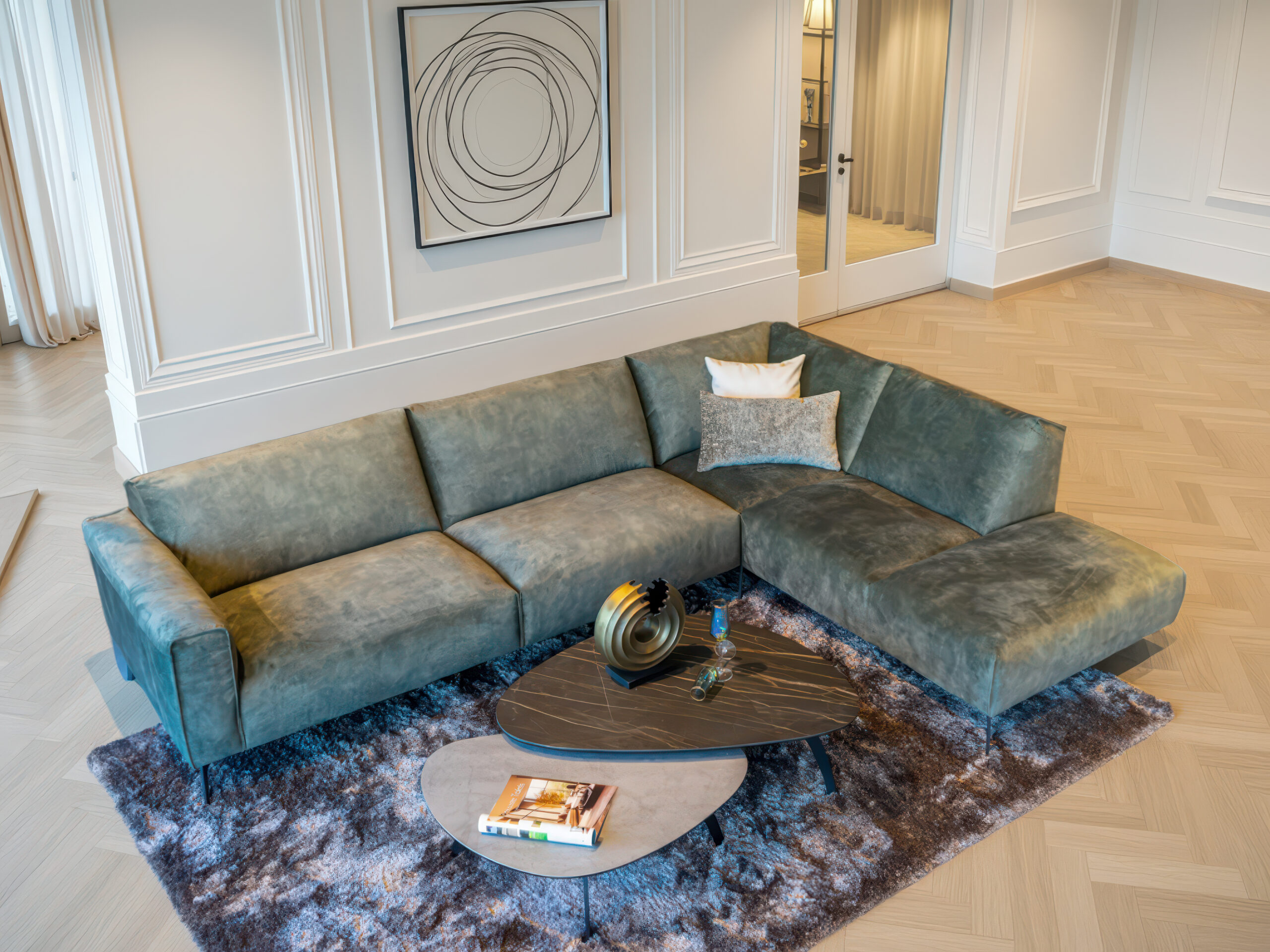 Comfortabele bank met zachte stoffering en rechte armleuningen