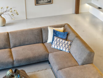 Stijlvolle bank met vaste rugleuning en elegante belijning