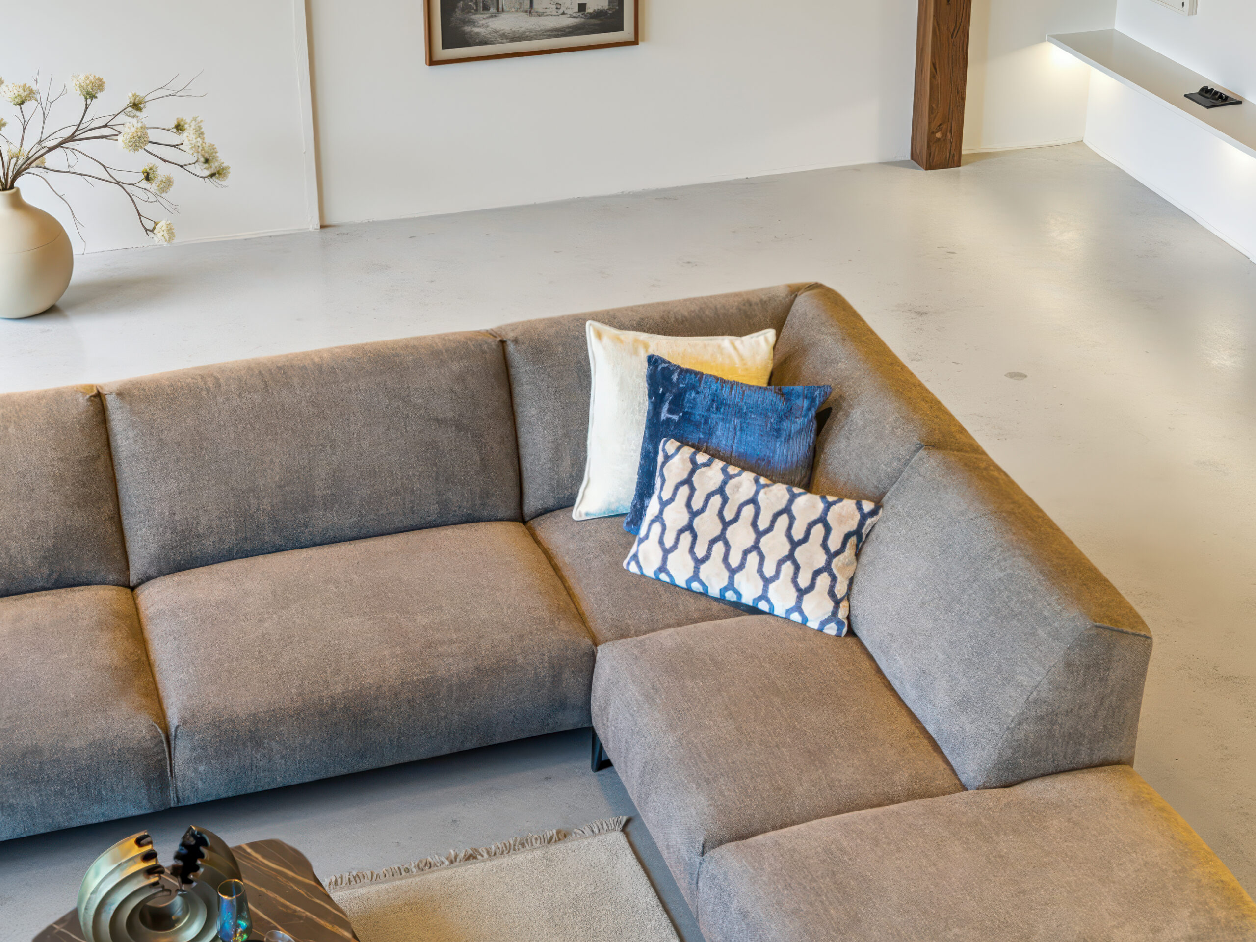 Stijlvolle bank met vaste rugleuning en elegante belijning