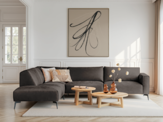 Donkergrijze hoekbank met robuuste uitstraling en comfortabele rugkussens