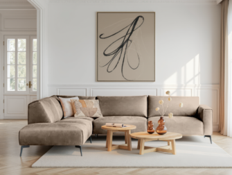 Lichtbeige hoekbank met strakke vormen en uitnodigend zitcomfort