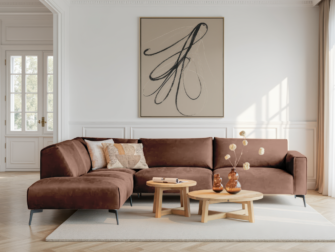 Warme cognackleurige hoekbank met zachte stoffering en moderne lijnen