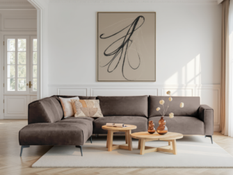 Hoekbank in taupe met brede armleuning en diepe zit