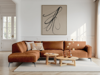 Terracotta hoekbank met warme tint en comfortabele kussens