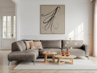 Zandkleurige hoekbank met licht metalen onderstel en strak design