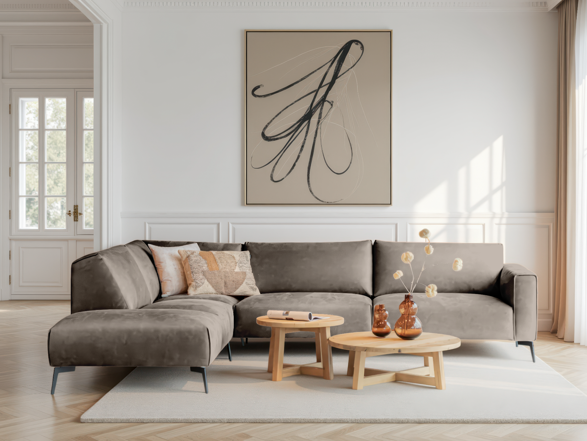 Zandkleurige hoekbank met licht metalen onderstel en strak design