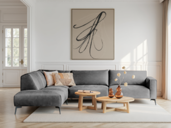 Lichtblauwe hoekbank met neutrale tinten en zachte kussens