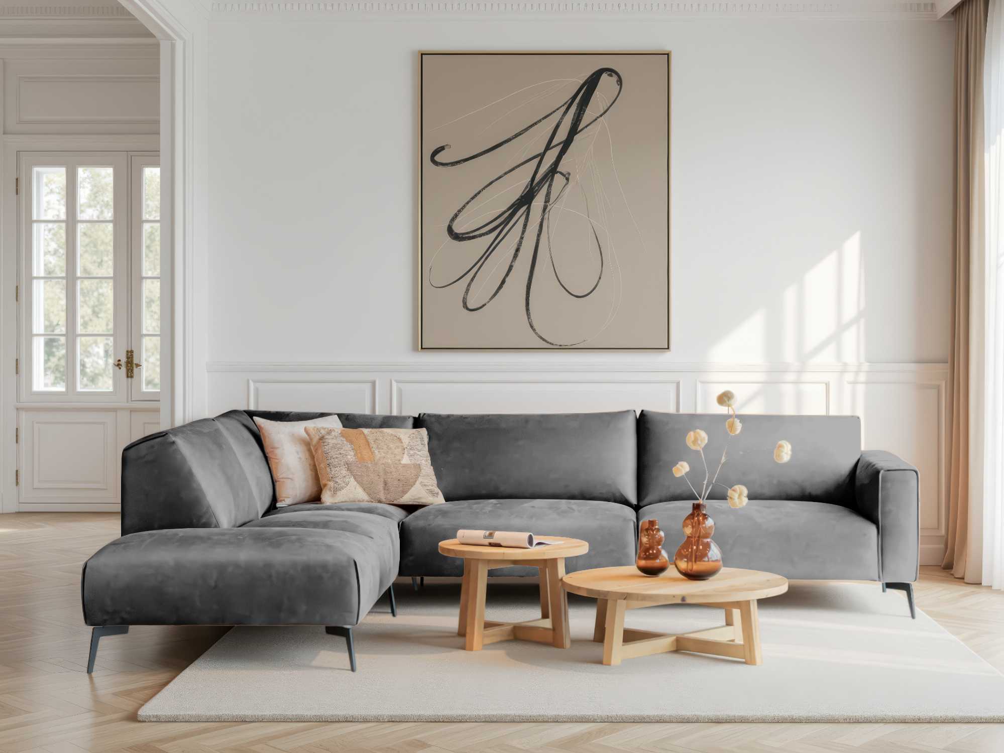 Lichtblauwe hoekbank met neutrale tinten en zachte kussens