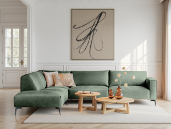 Lichtgroene hoekbank met strakke lijnen en een uitnodigende zit