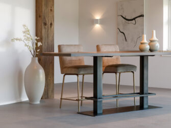 Stoere bartafel met een robuust tafelblad van massief eiken