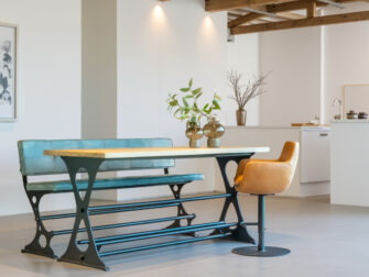 Industriële bartafel met een blad van massief eiken en een robuust onderstel