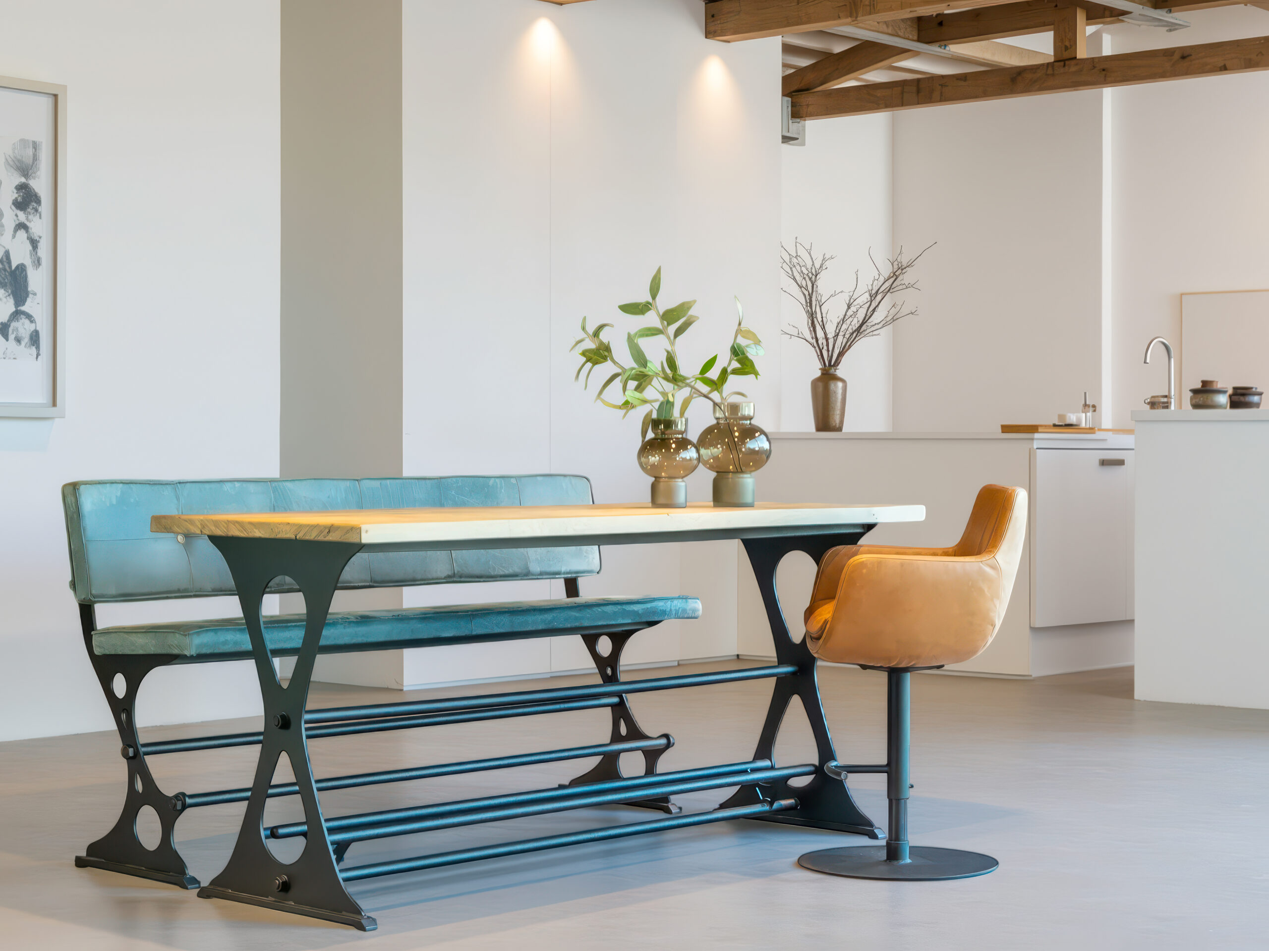 Industriële bartafel met een blad van massief eiken en een robuust onderstel