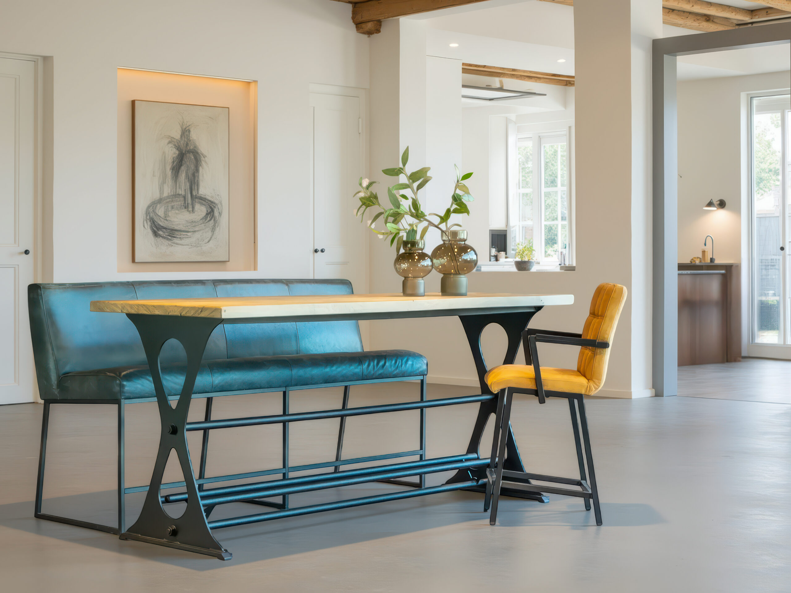 Stoere bartafel met industriële poten en een karaktervol eiken tafelblad