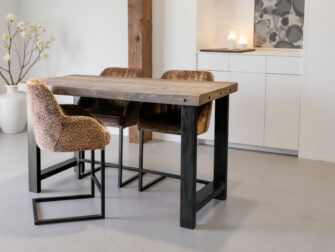 Robuuste houten bartafel met een stoere uitstraling door het onbewerkte, gerecyclede hout