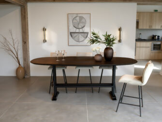 Bartafel met moderne eenvoud en een ambachtelijke uitstralin