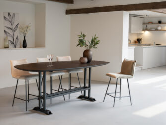 Verfijnde bartafel die zowel industrieel als warm oogt