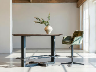 bartafel in donkerhout in ovale vorm