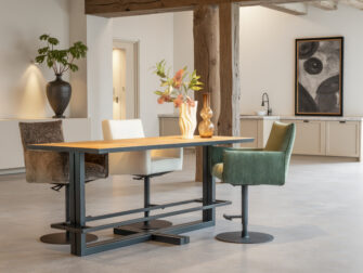 Bartafel met een krachtige look door het contrast tussen hout en staal