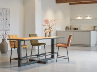 Sfeervolle bartafel die warmte en karakter toevoegt aan de ruimte