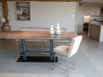 Functionele bartafel met een stoer randje, ideaal voor een woonkeuken