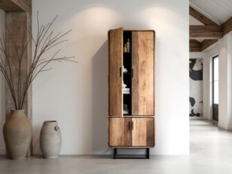 Industriële opbergkast met zwart metalen frame en warme houten accenten