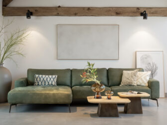 Moderne hoekbank met lage rug en rechte lijnen