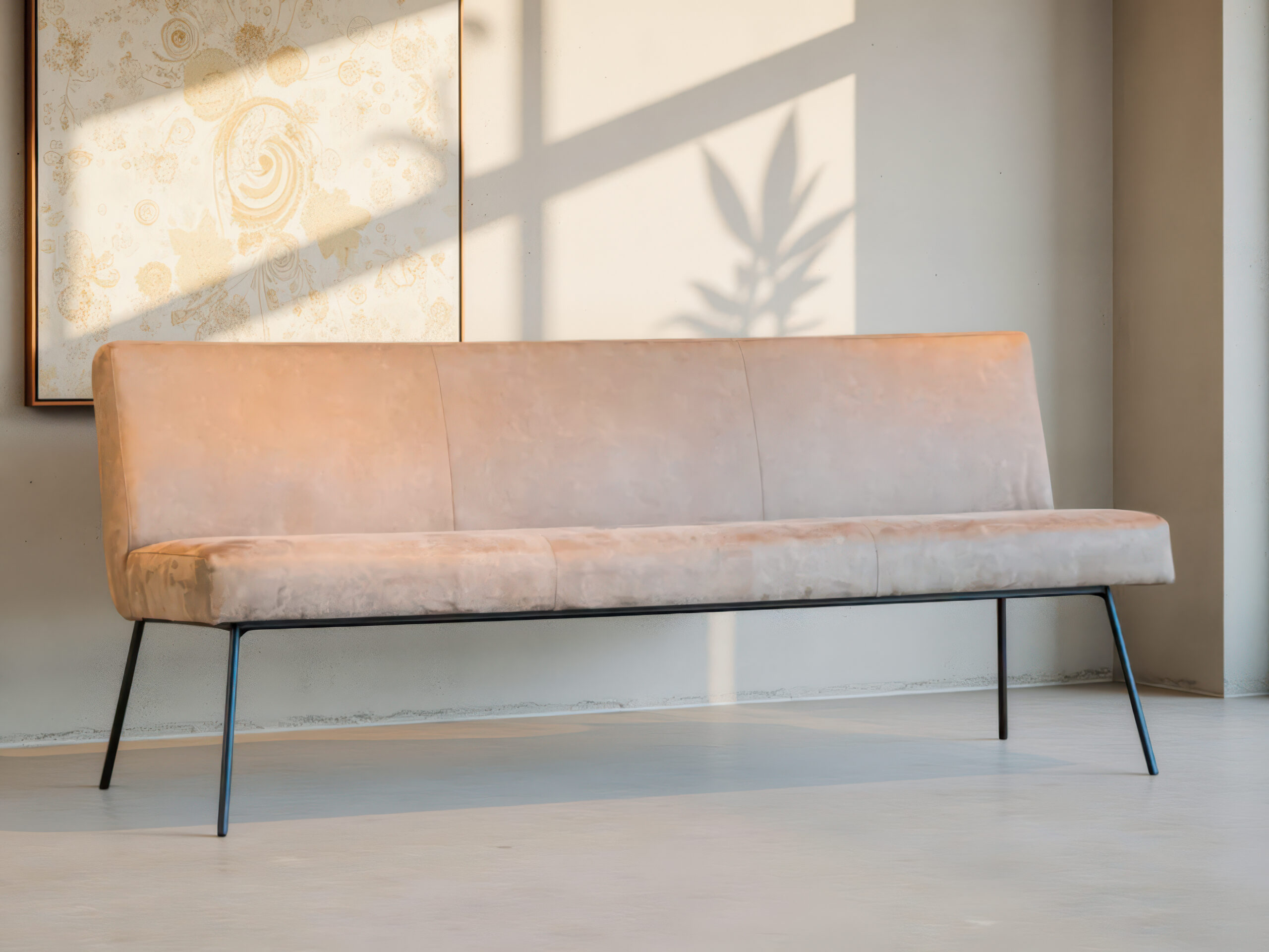 Strakke eetkamerbank met zachte bekleding en minimalistisch onderstel