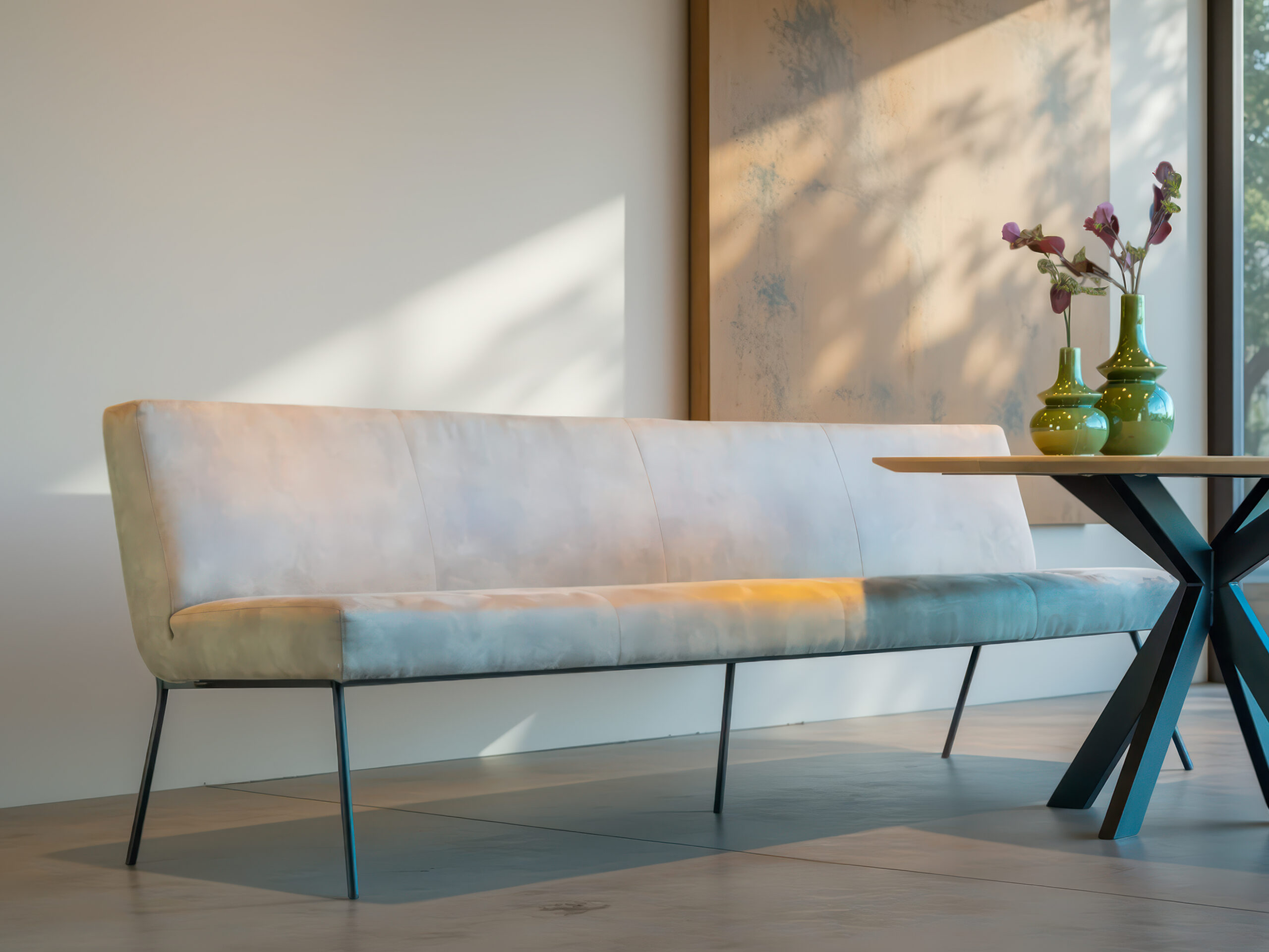 Eigentijdse eetbank in zachte tinten, perfect voor een moderne eetkamer