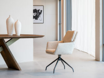 Eetkamerstoel Aarhus - be amazing cream - onderstel atlas - metaalkleur zwart Minimalistische stoel met rechte lijnen en zwart metalen pootstructuur