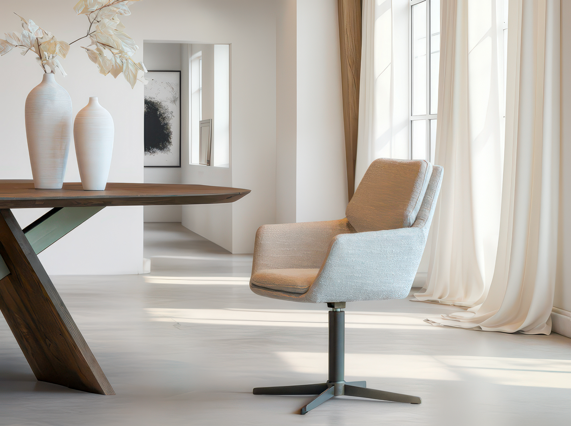 Stijlvolle stoel met licht gemêleerde rugleuning en brede, bruin kleurige kruispoot