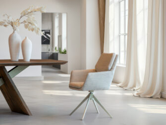 Eetkamerstoel met natuurlijke stoffering en mat beige draaionderstel in kruisvorm