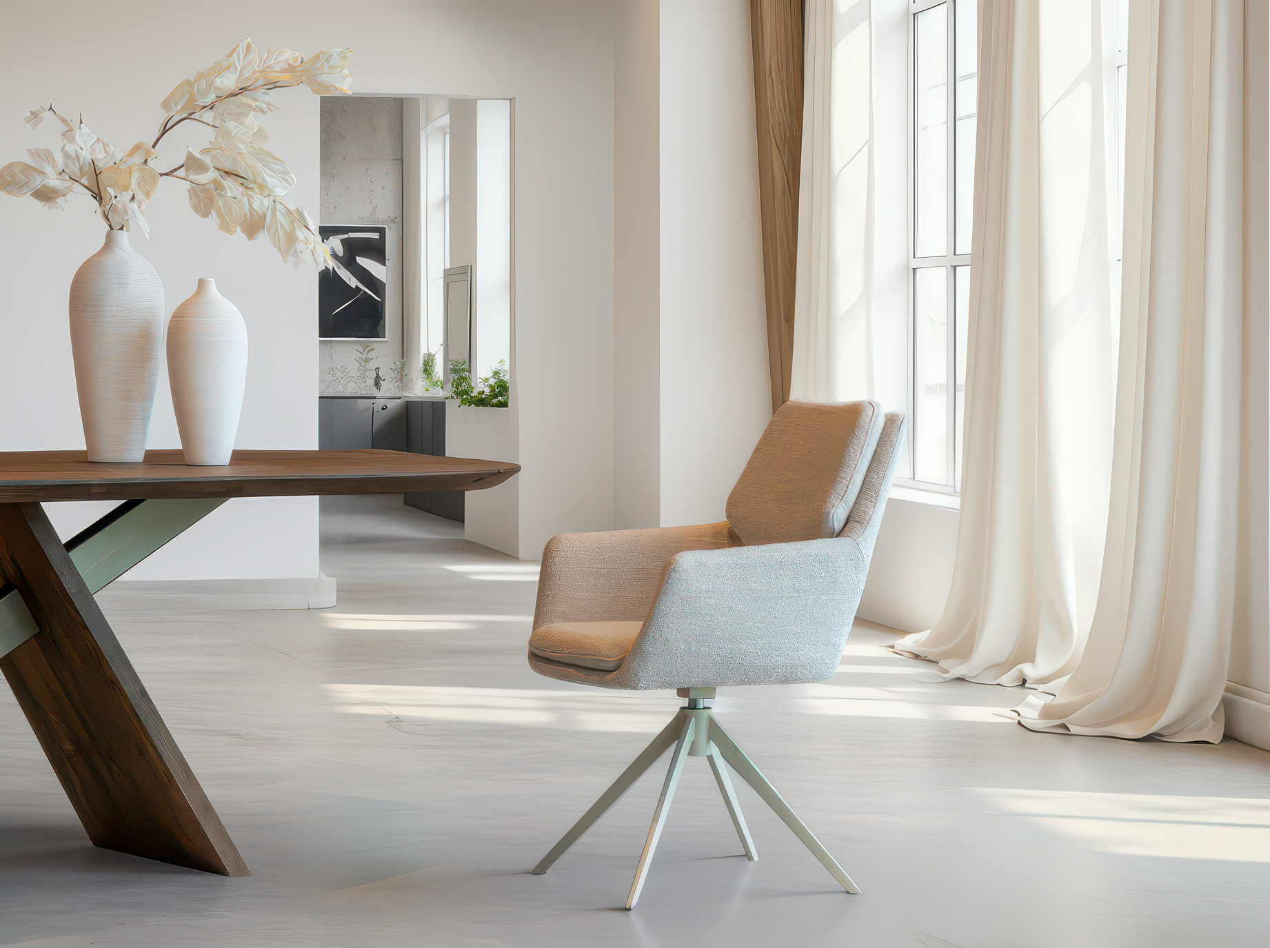 Eetkamerstoel met natuurlijke stoffering en mat beige draaionderstel in kruisvorm