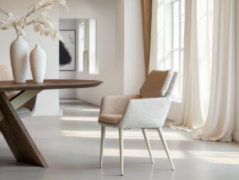 Designstoel in zachte tint met rechte, slanke poten in licht metaal