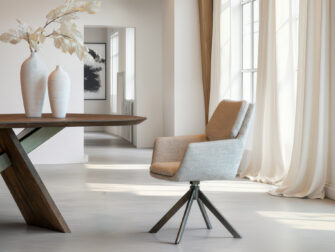 Eetkamerstoel Aarhus - be amazing cream - onderstel venus - metaalkleur anodic bruin Eetkamerstoel met zachte zandkleurige bekleding en zwart metalen onderstel