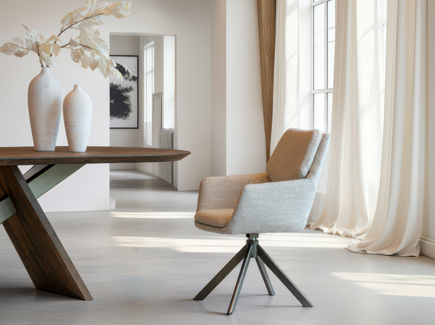 Eetkamerstoel met zachte zandkleurige bekleding en zwart metalen onderstel