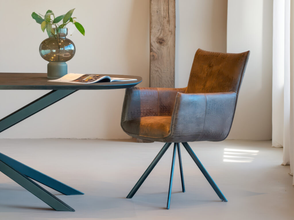 Luxe eetkamerstoel in roestbruine leer met elegant metalen onderstel