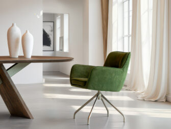 Eetkamerstoel Athene - Eppic select gerra moss - onderstel a - metaalkleur champagne Groene eetkamerstoel met zachte bekleding en champagne metalen spinpoot