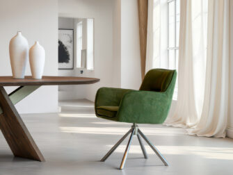 Eetkamerstoel Athene - Eppic select gerra moss - onderstel c - metaalkleur champagne Fluwelen eetkamerstoel in bosgroen met een wit metalen kruispootonderstel