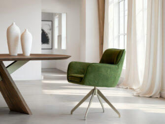 Eetkamerstoel Athene - Eppic select gerra moss - onderstel e - metaalkleur champagne Groene eetkamerstoel met een robuust vierpoots onderstel in metaal