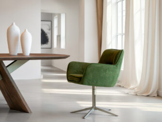 Eetkamerstoel Athene - Eppic select gerra moss - onderstel g - metaalkleur champagne Groene eetkamerstoel met een strak, kruisvormig onderstel in geborsteld staal