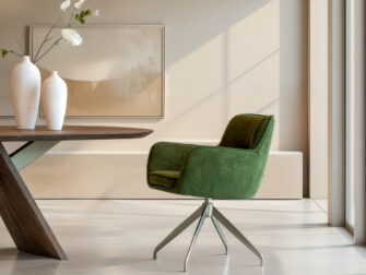 Eetkamerstoel Athene - Eppic select gerra moss - onderstel r - metaalkleur champagne Compacte eetstoel met zachte rug en subtiele armleuningen