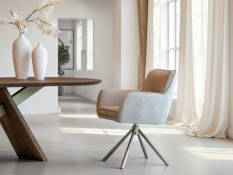 Eetkamerstoel Athene - mito beige - onderstel c - metaalkleur champagne Moderne eetkamerstoel met draaibaar, metalen onderstel en een warme beig stofcombinatie