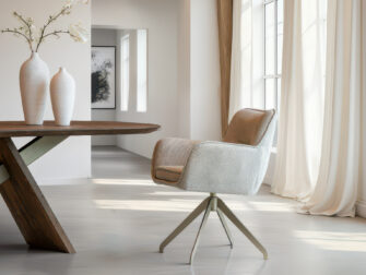 Eetkamerstoel Athene - mito beige - onderstel e - metaalkleur champagne Eetkamerstoel met een gekleurd metalen spinpoot onderstel, een combinatie van beige en champagne