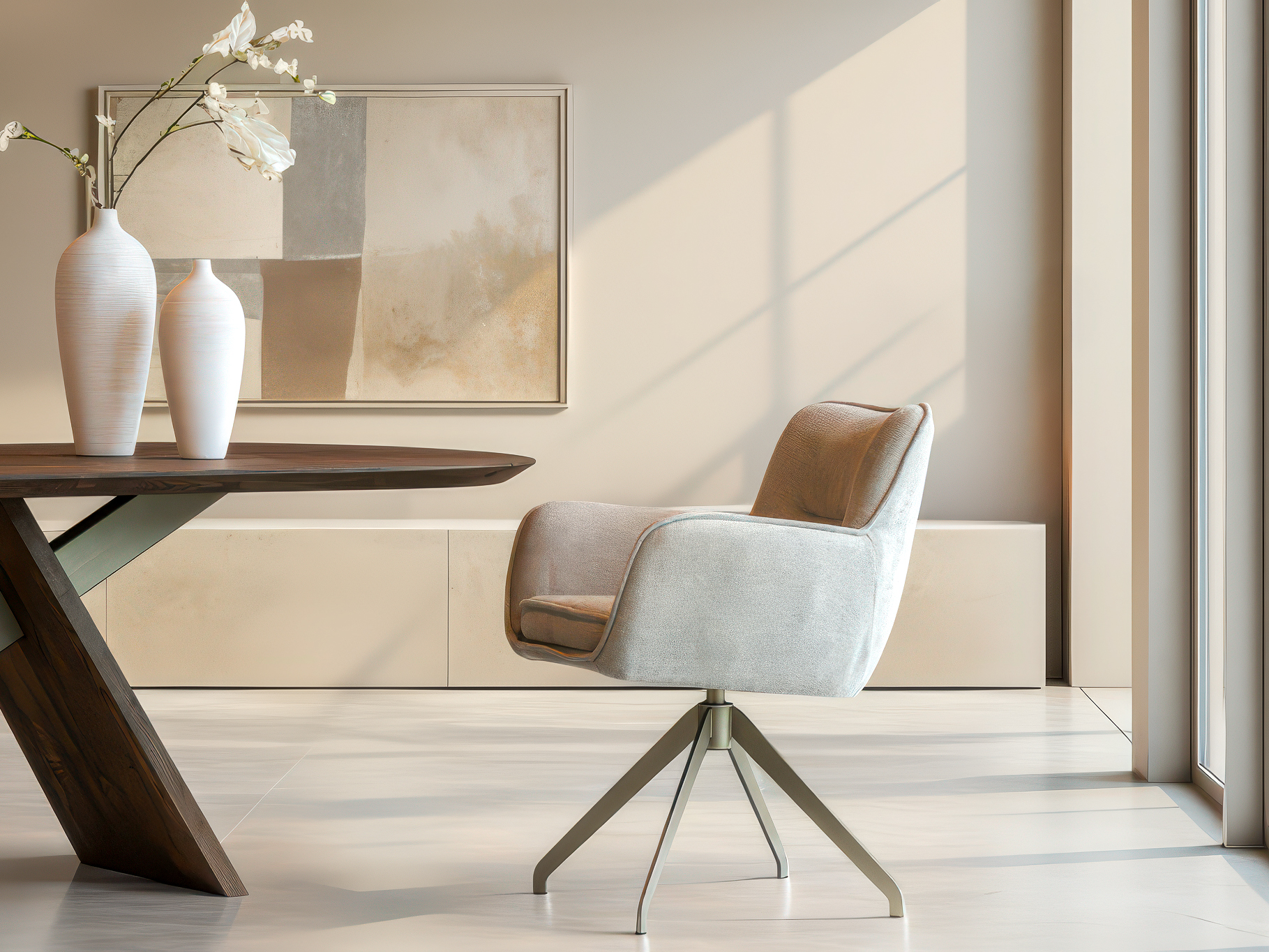 Zachte beklede eetstoel met licht gebogen rugleuning