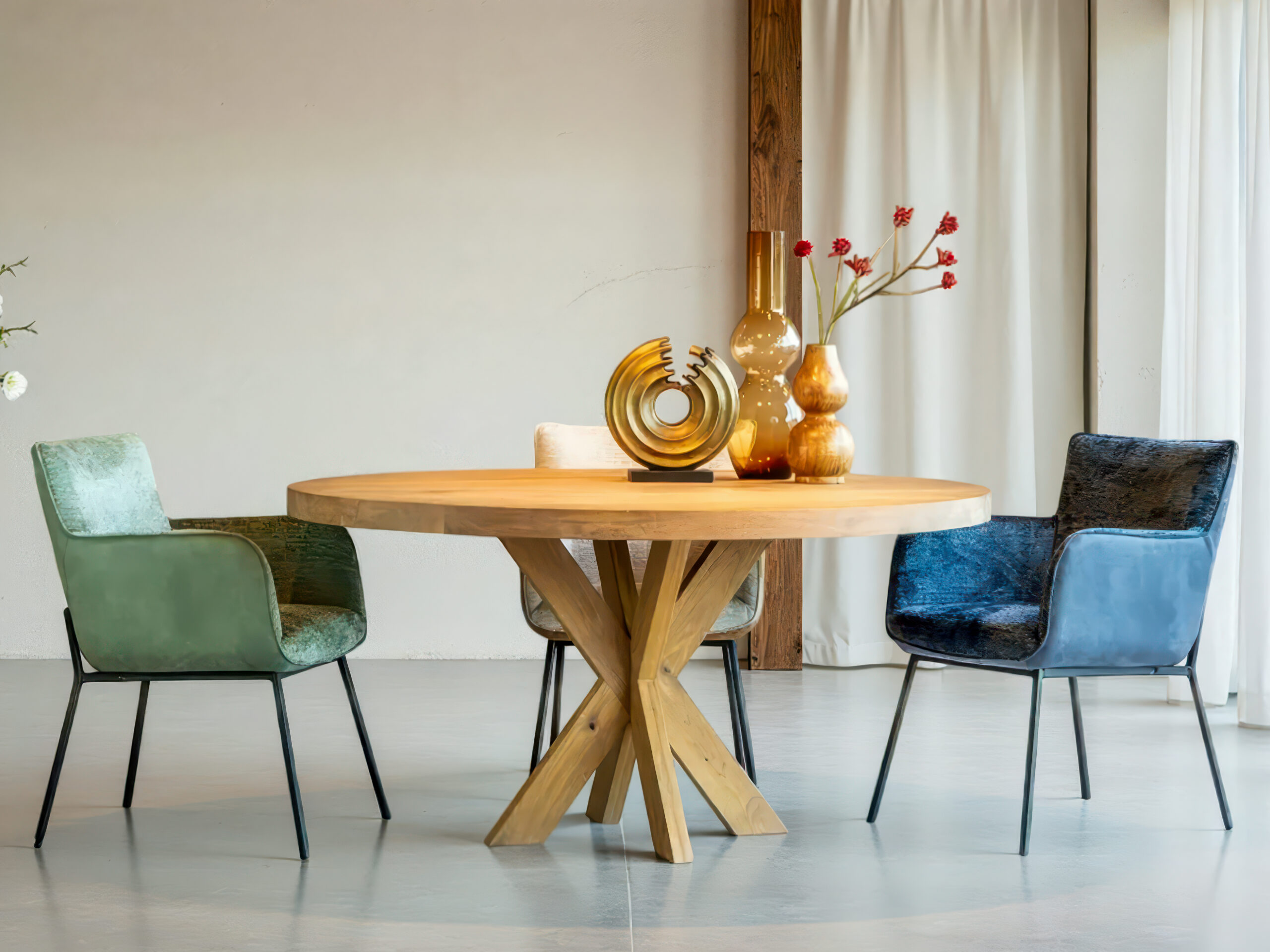 Stijlvolle blauwe eetkamerstoel met eigentijds design en zachte bekleding