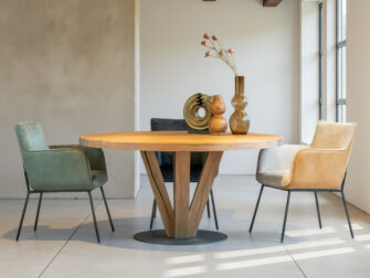 Eetkamerstoel in naturel tinten velvet stof met zwarte poten