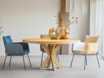 Luxe eetkamerstoel in licht velvet met metalen poten