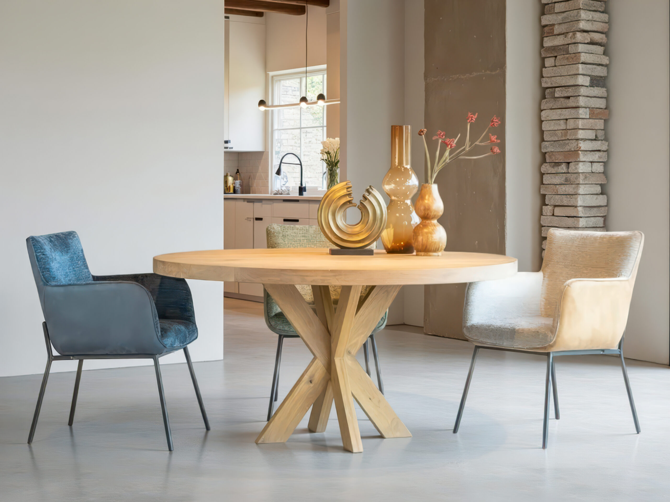 Moderne eetkamerstoel met elegante zitting en minimalistisch design