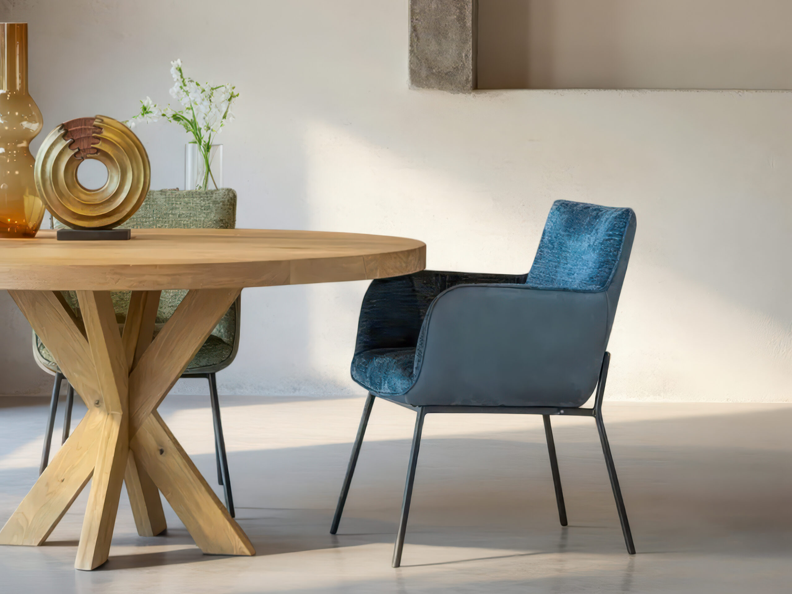 Mix van moderne stoffen eetkamerstoelen in contrasterende kleuren